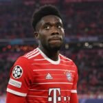 Alphonso Davies in Bayern München-context met transferonzekerheid rond zijn toekomst