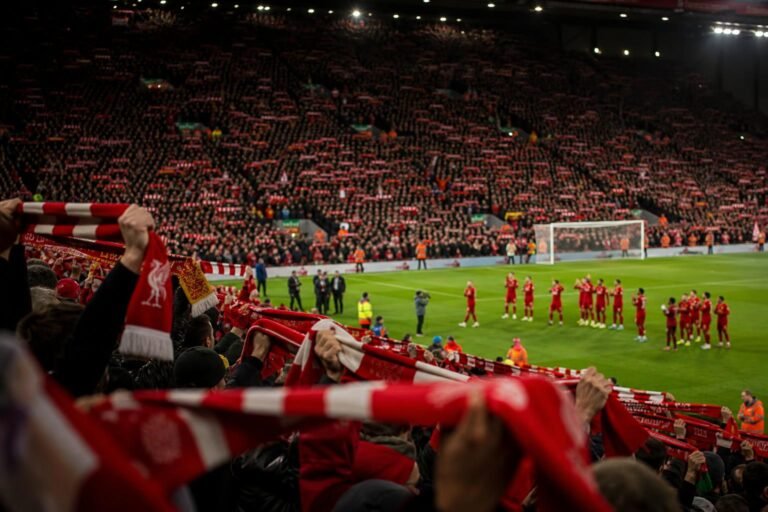 Emotionele Liverpool-sfeer op Anfield bij het afscheid van Andy Robertson