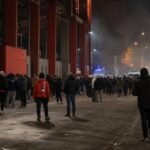 Gespannen sfeer rond een Belgische derby met politie en supporters aan het stadion