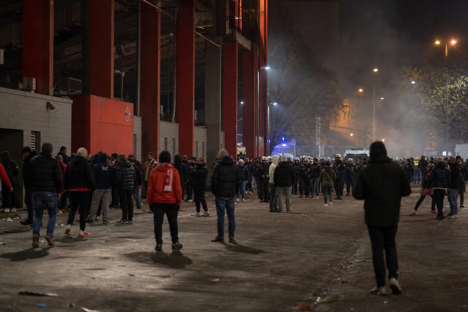 Gespannen sfeer rond een Belgische derby met politie en supporters aan het stadion