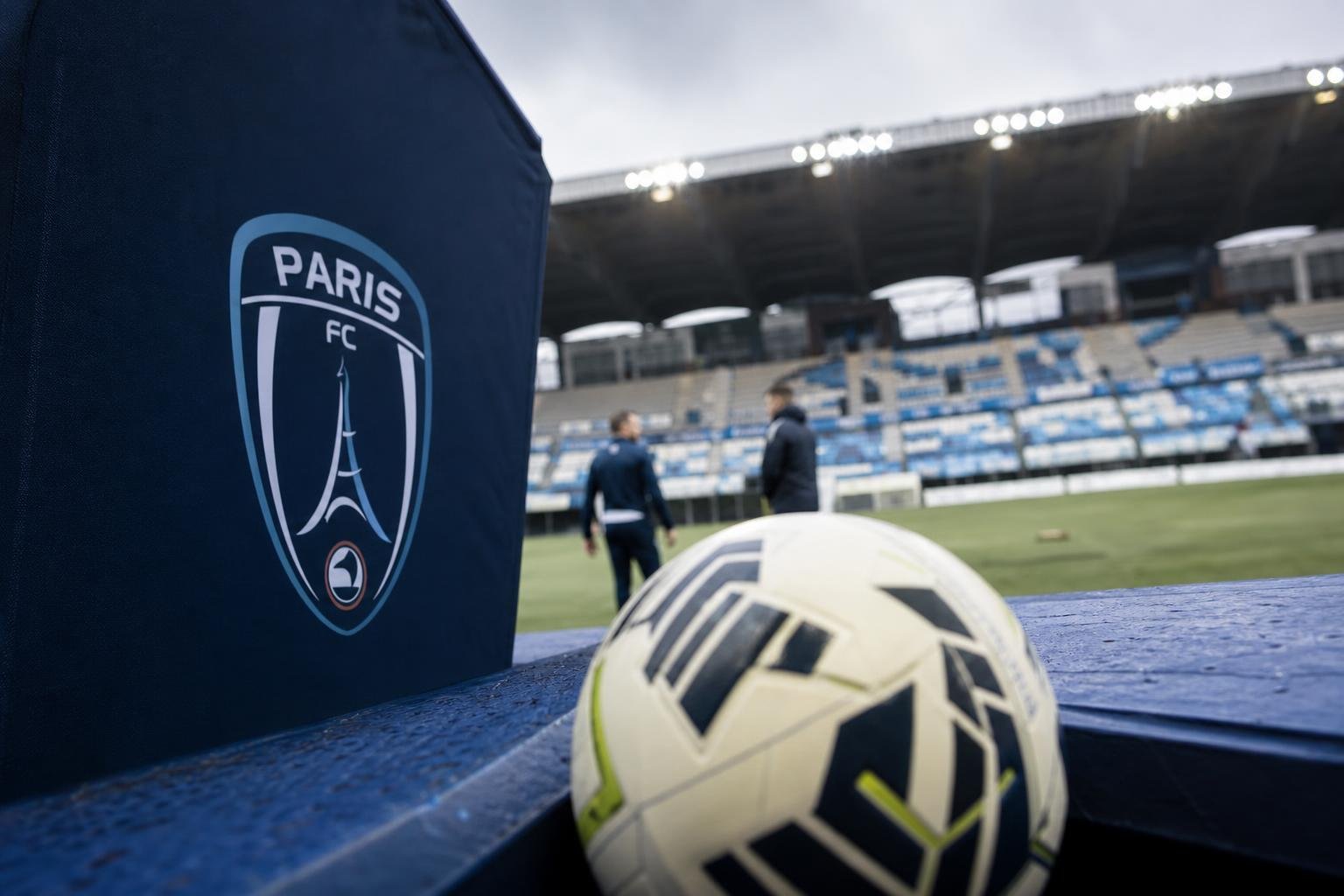 Sfeervolle voetbalomgeving rond Stade Jean-Bouin bij de ambities van Paris FC