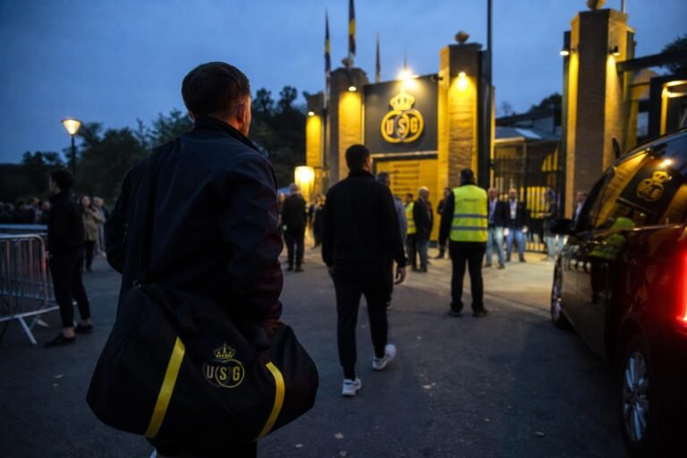 Transferachtige sfeer rond Union SG met stadioncontext en spanning rond een mogelijk vertrek.