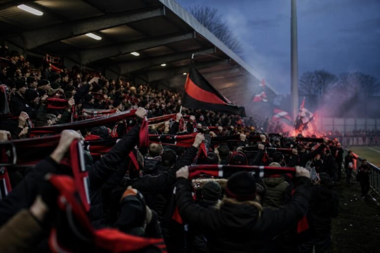 Supporters van Sporting Hasselt zorgen voor sfeer rond de opmars van de club