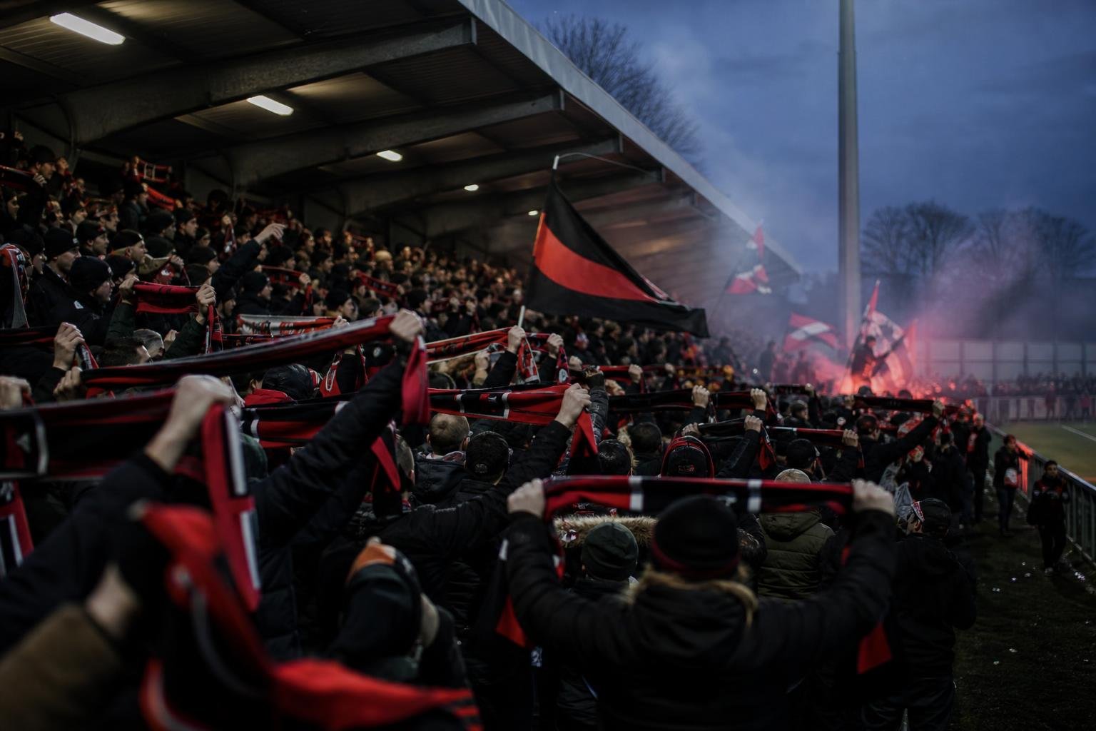 Supporters van Sporting Hasselt zorgen voor sfeer rond de opmars van de club