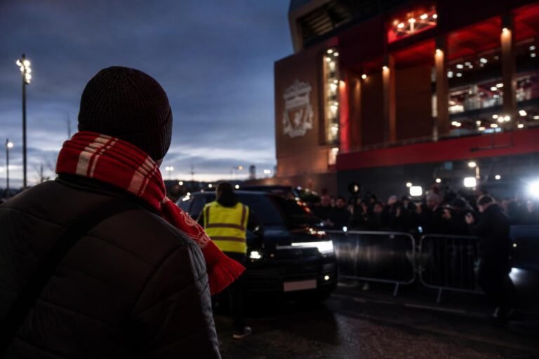 Transfercontext rond Liverpool met een aankomstgevoel en clubomgeving zonder herkenbare gezichten.