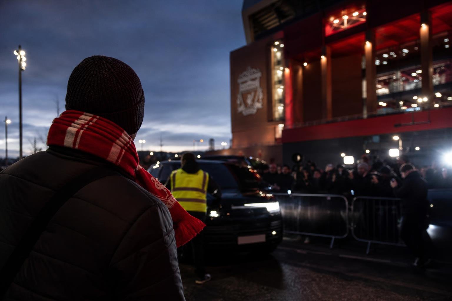 Transfercontext rond Liverpool met een aankomstgevoel en clubomgeving zonder herkenbare gezichten.