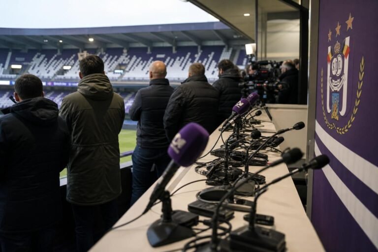 Gespannen perssfeer bij RSC Anderlecht rond de zoektocht naar een nieuwe hoofdtrainer