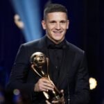 Christos Tzolis bij een awardceremonie na zijn verkiezing tot Player of the Season.