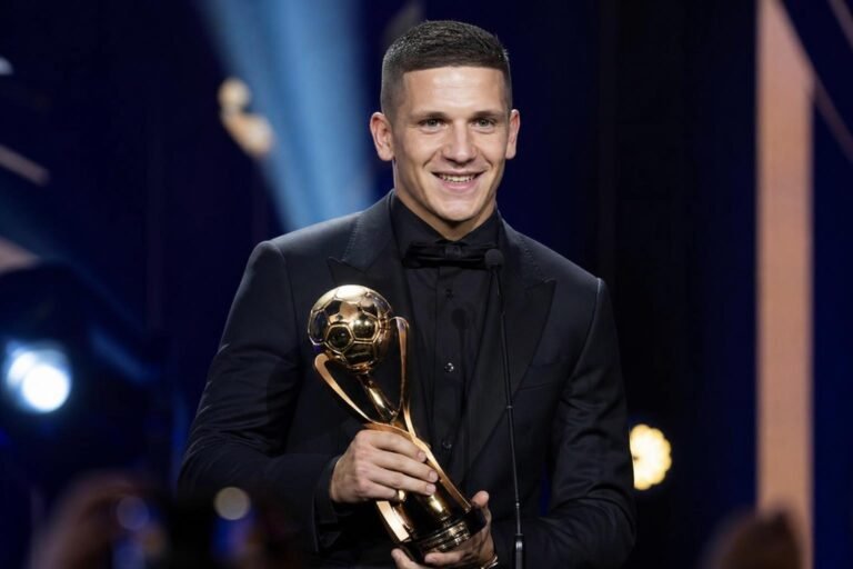 Christos Tzolis bij een awardceremonie na zijn verkiezing tot Player of the Season.