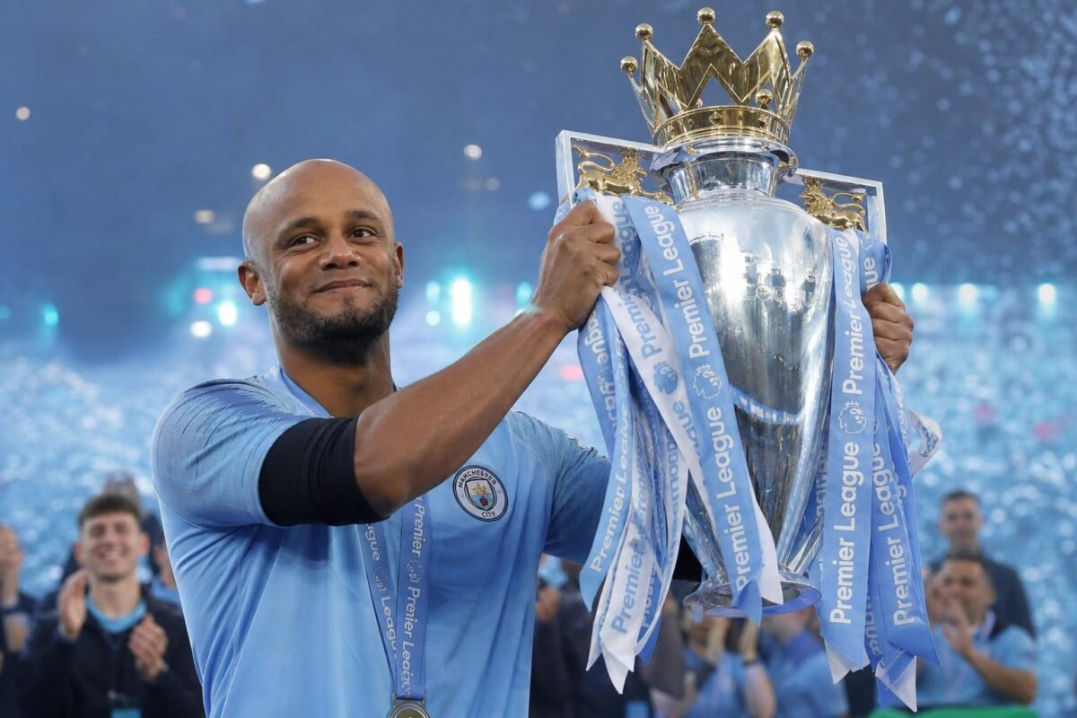Vincent Kompany tijdens een emotioneel Manchester City-moment rond het afscheid van Pep Guardiola