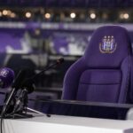 Persmoment in een paars-witte voetbalomgeving rond de trainerszoektocht bij Anderlecht
