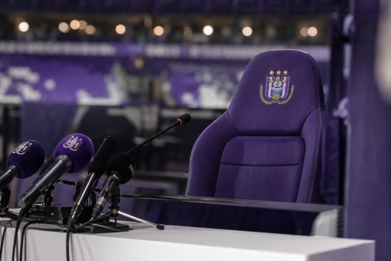 Persmoment in een paars-witte voetbalomgeving rond de trainerszoektocht bij Anderlecht