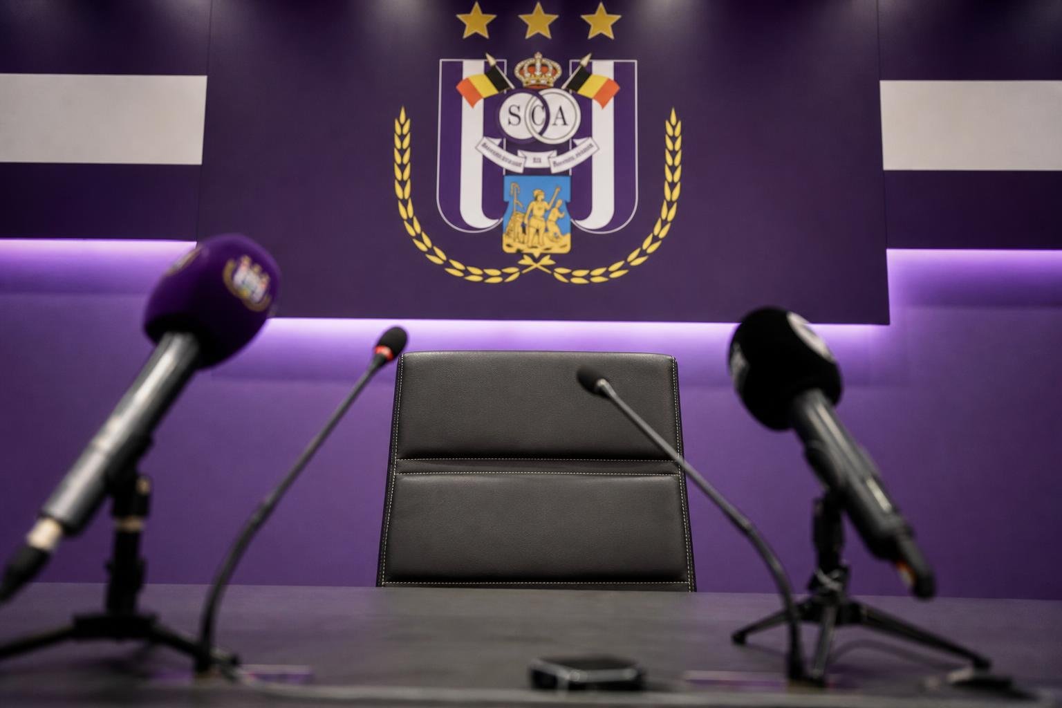 Lege trainersstoel in een Anderlecht-perscontext tijdens de zoektocht naar een nieuwe T1