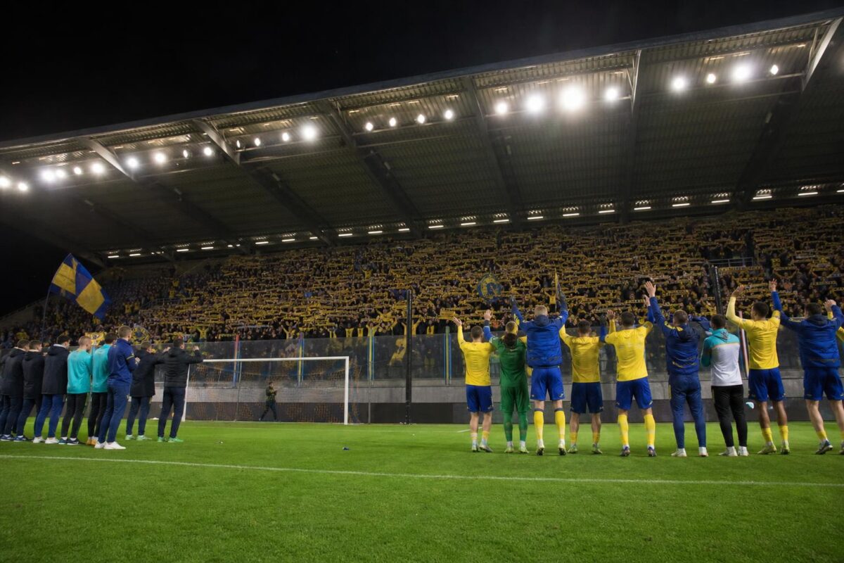 STVV-sfeer op Stayen na een wedstrijd met spelers en supporters op afstand