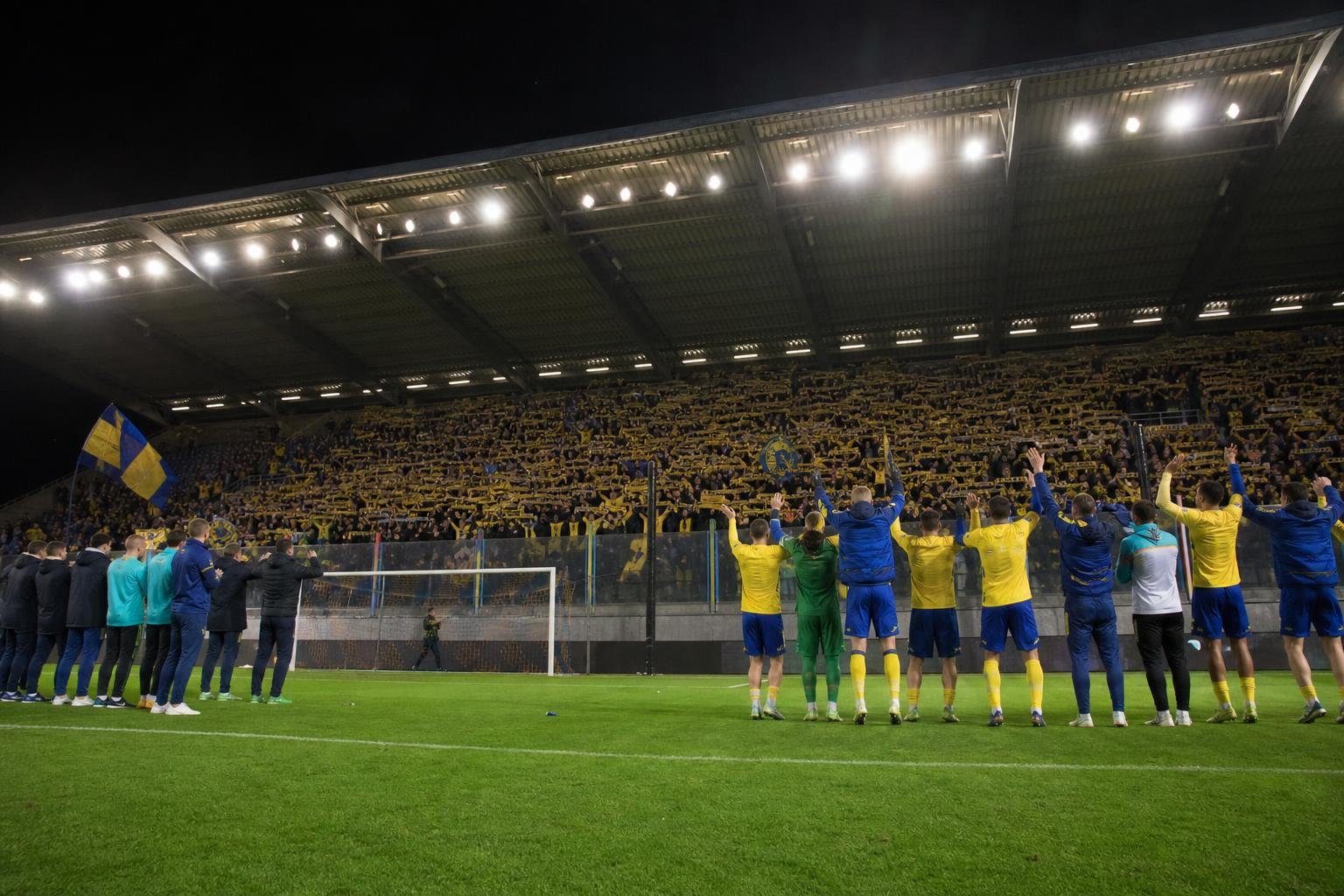 STVV-sfeer op Stayen na een wedstrijd met spelers en supporters op afstand