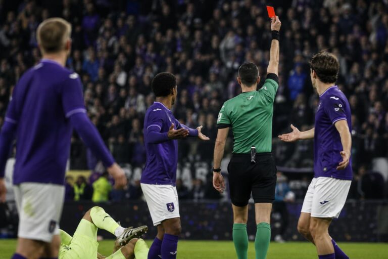 Een gespannen wedstrijdmoment rond RSC Anderlecht na een rode kaart voor een zware tackle.