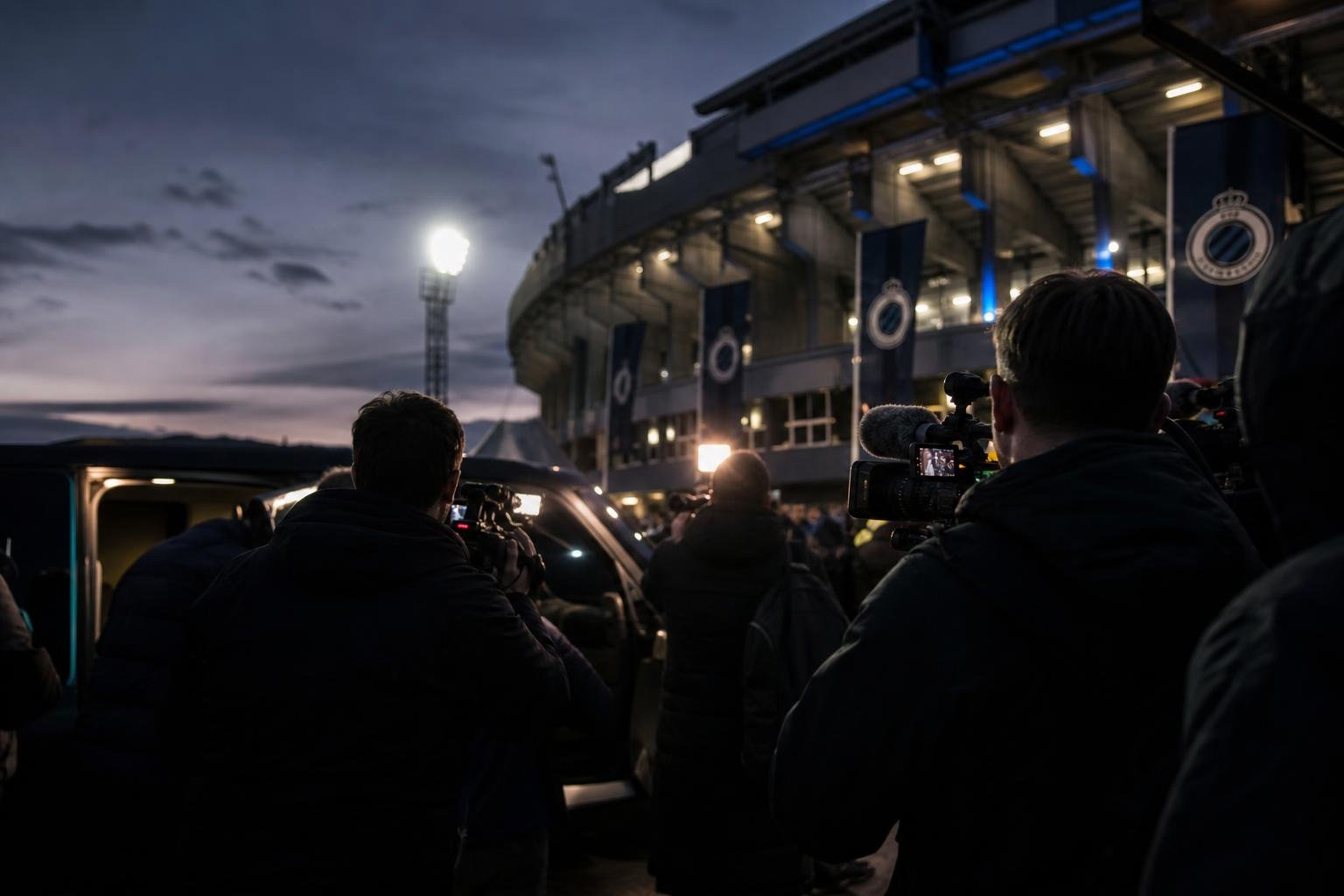 Transfercontext rond Club Brugge met stadionomgeving en gespannen mercato-sfeer