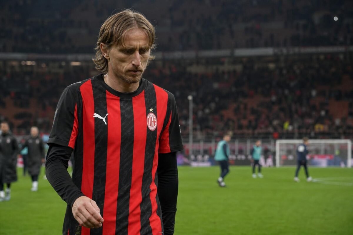 Luka Modric in de kleuren van AC Milan na een ontgoochelende avond in San Siro