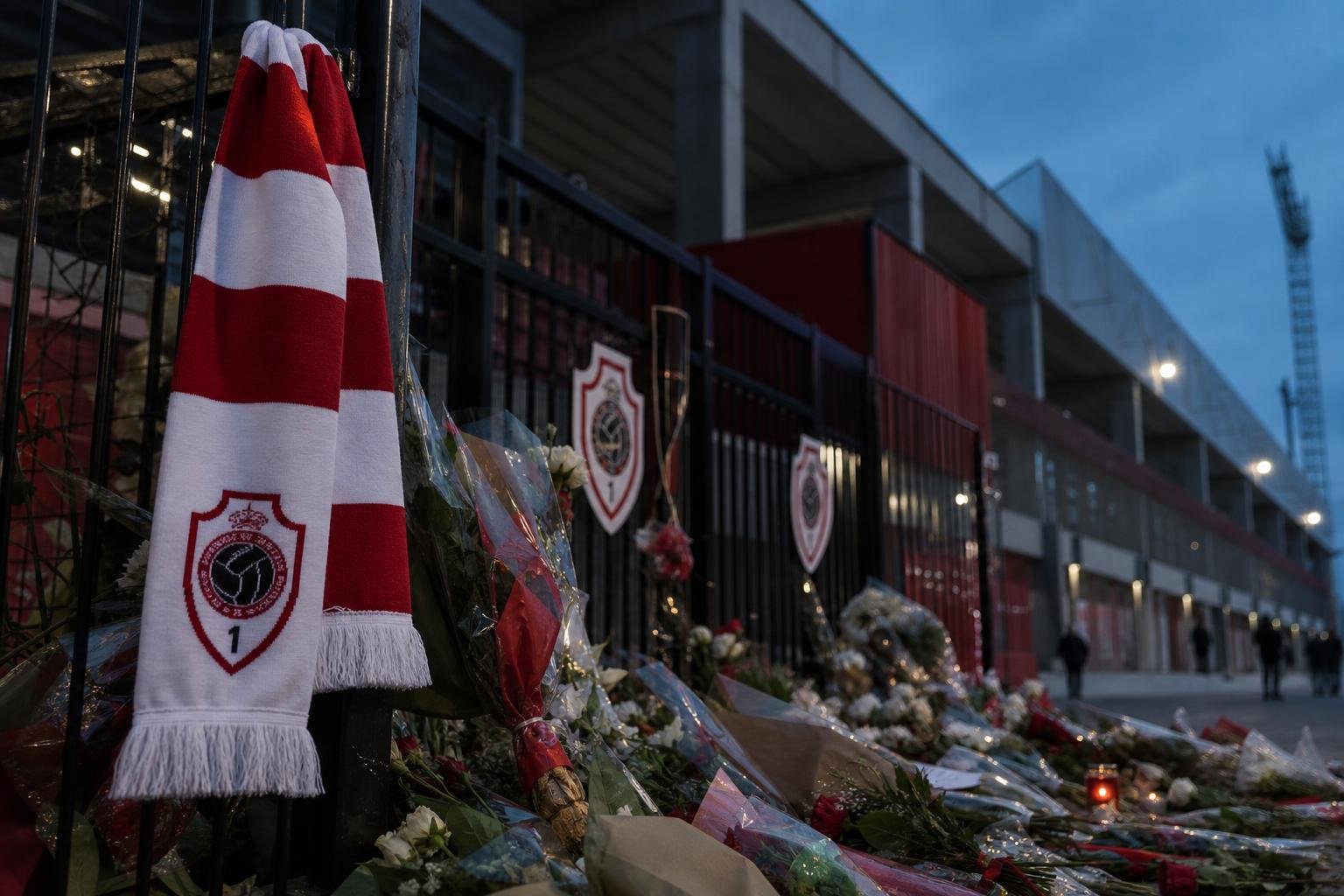 Een ingetogen voetbalsfeer rond Royal Antwerp na het overlijden van Victor Udoh.