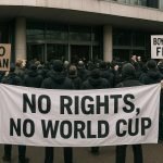 Demonstranten buiten een FIFA-congres met spandoeken over Iran en WK 2026