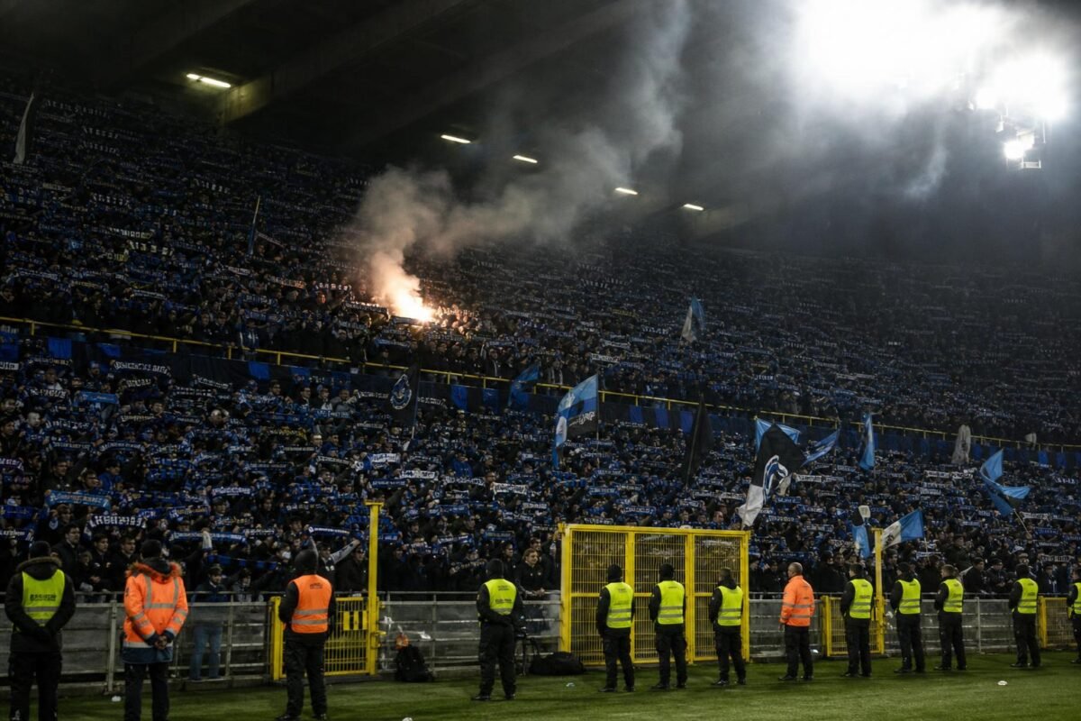 Supporters van Club Brugge tijdens een gespannen stadionmoment