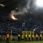 Supporters van Club Brugge tijdens een gespannen stadionmoment