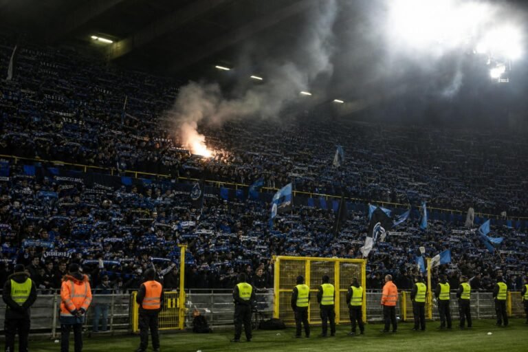 Supporters van Club Brugge tijdens een gespannen stadionmoment