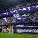 Supporters van RSC Anderlecht in paars-witte sfeer tijdens de zoektocht naar een nieuwe trainer