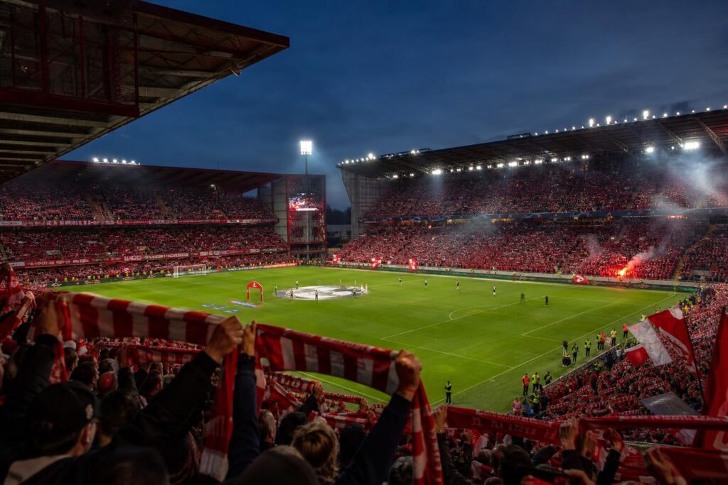 standard-juventus-sclessin-galamatch-juli Supporters van Standard zorgen voor sfeer op Sclessin voor een grote galamatch