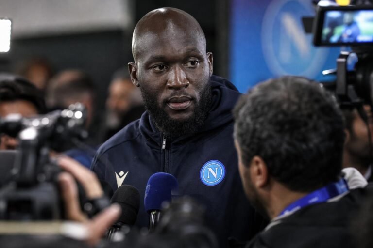 Romelu Lukaku in een Napoli-context tijdens een persmoment over zijn toekomst