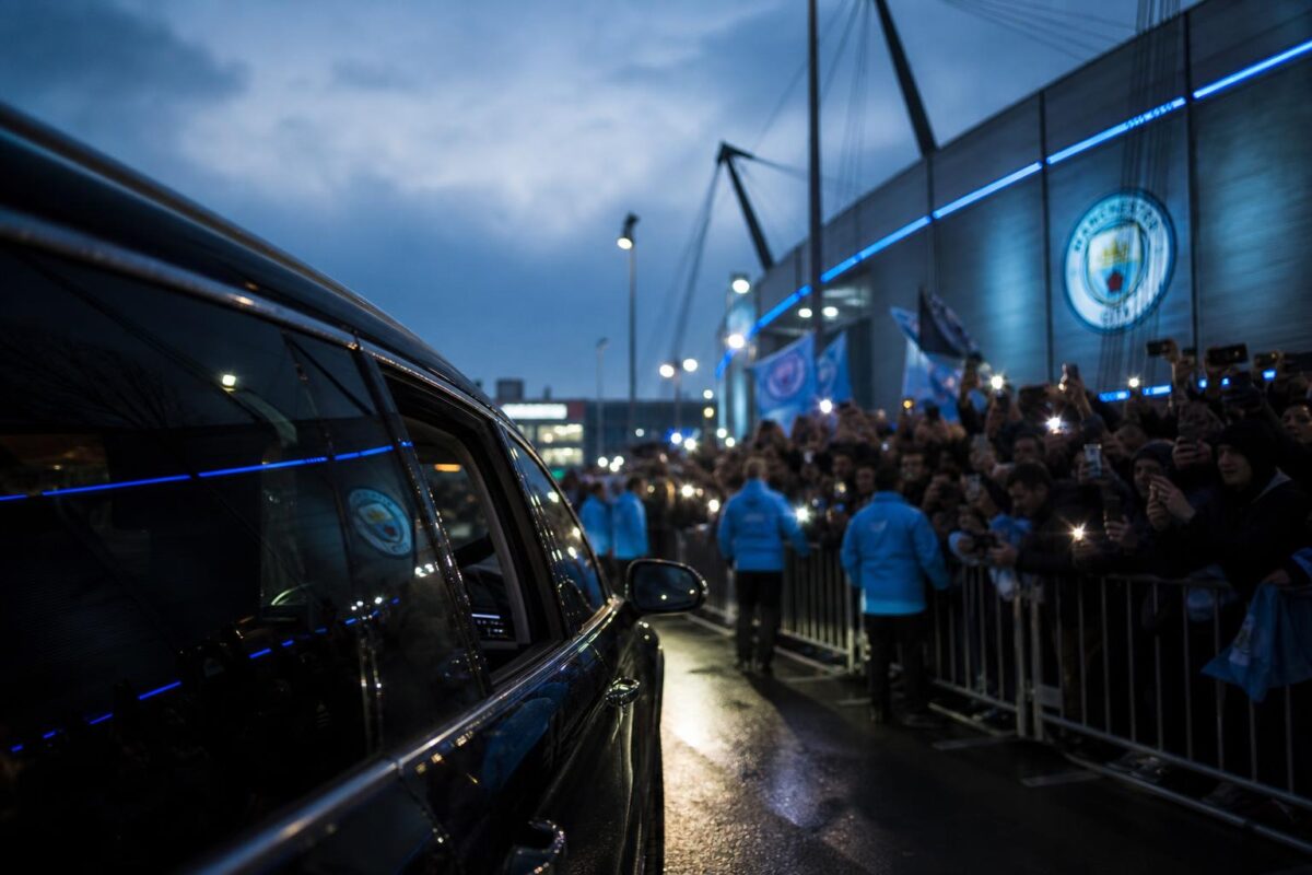 Transfercontext rond Manchester City bij een stadion zonder herkenbare gezichten