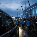 Transfercontext rond Manchester City bij een stadion zonder herkenbare gezichten