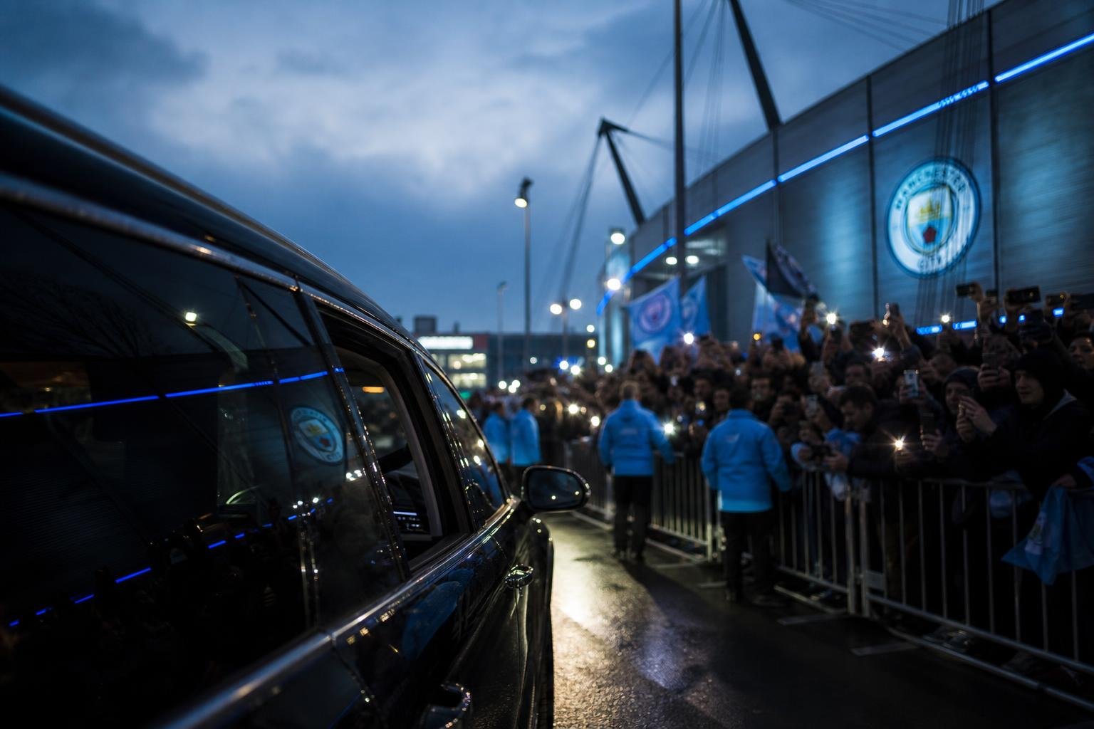 Transfercontext rond Manchester City bij een stadion zonder herkenbare gezichten