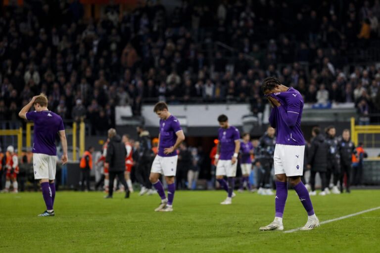 Ontgoochelde Anderlecht-spelers na een zware Brusselse derby zonder herkenbare gezichten