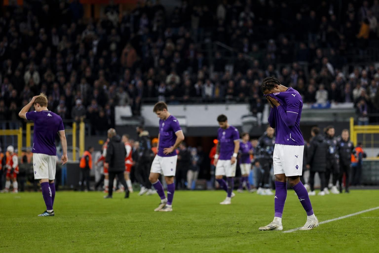 Ontgoochelde Anderlecht-spelers na een zware Brusselse derby zonder herkenbare gezichten