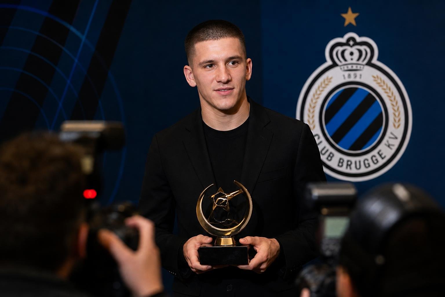 Christos Tzolis in Club Brugge-context tijdens een prijsuitreiking
