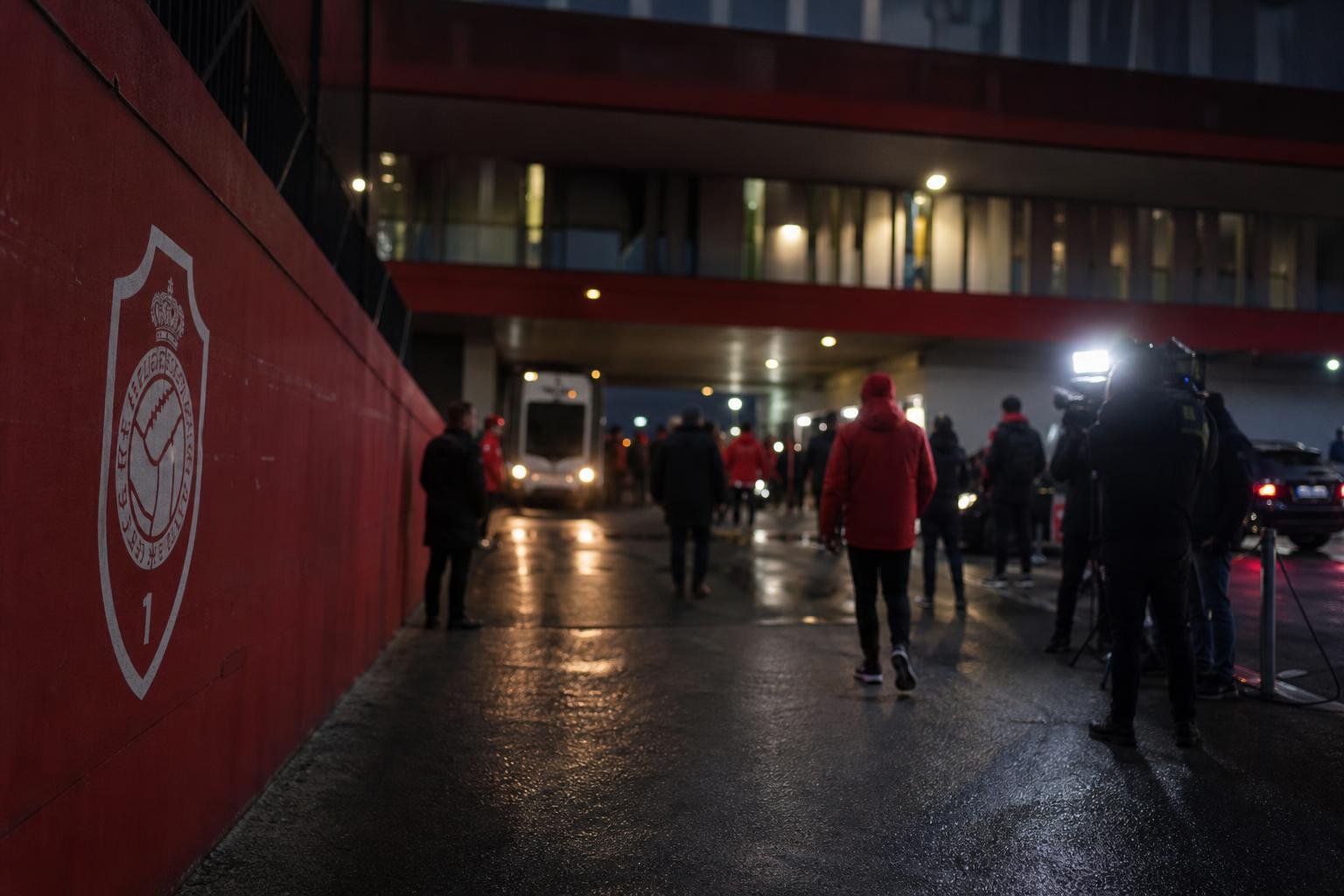Sfeervolle stadioncontext rond Royal Antwerp FC tijdens een zomer van heropbouw