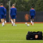 Gespannen Oranje-trainingssfeer met medische context rond een WK-selectie