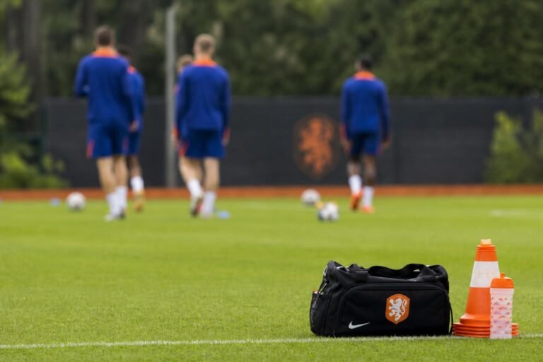Gespannen Oranje-trainingssfeer met medische context rond een WK-selectie