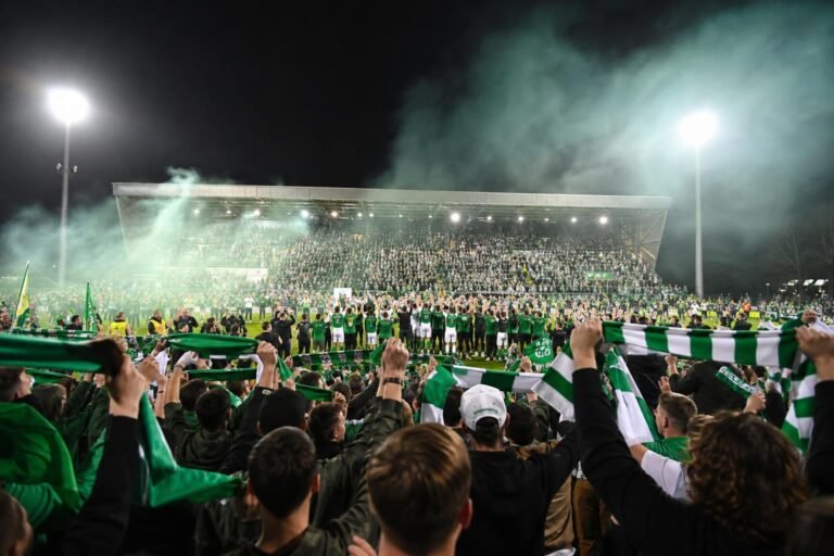 Lommel SK viert de promotie naar de Jupiler Pro League in een feestelijke stadionomgeving