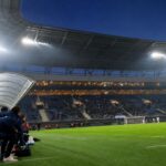 Sfeerbeeld van de Planet Group Arena bij KAA Gent met voelbare druk rond de dug-out