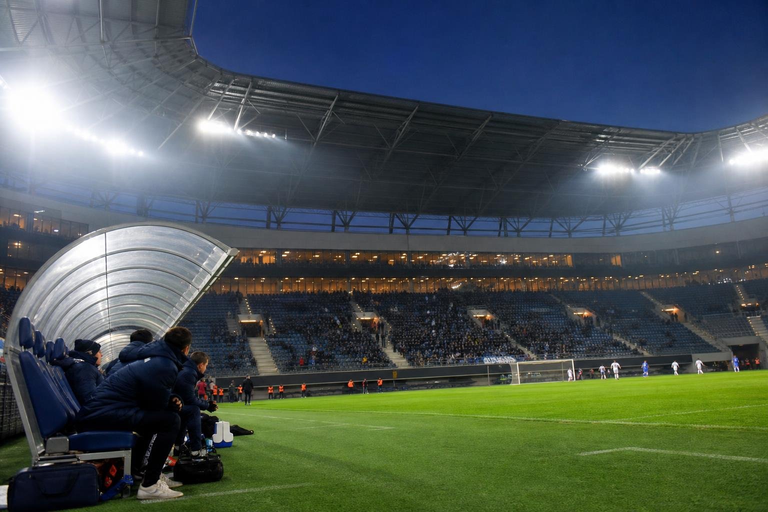 Sfeerbeeld van de Planet Group Arena bij KAA Gent met voelbare druk rond de dug-out