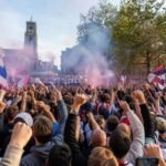 Supporters van Willem II vieren de promotie zonder herkenbare gezichten