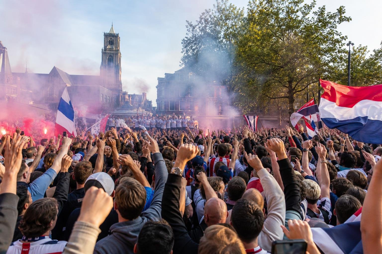 Supporters van Willem II vieren de promotie zonder herkenbare gezichten