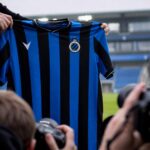 Transfercontext rond Club NXT met blauw-zwarte clubkleuren zonder herkenbare gezichten