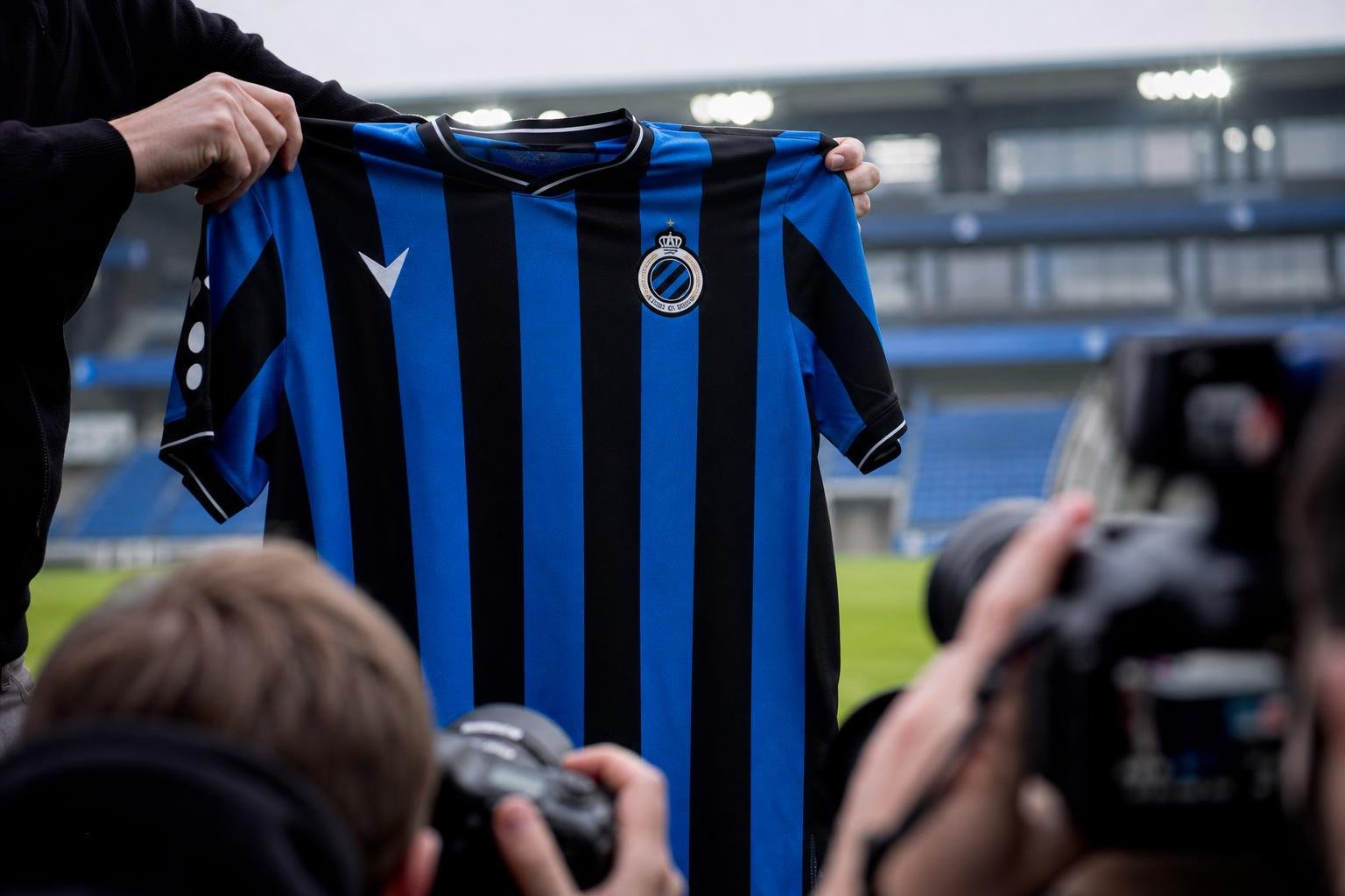 Transfercontext rond Club NXT met blauw-zwarte clubkleuren zonder herkenbare gezichten