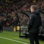Edward Still langs de zijlijn bij Watford tijdens een wedstrijd