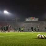De Mexicaanse selectie in voorbereiding op een oefeninterland in een stadionomgeving.