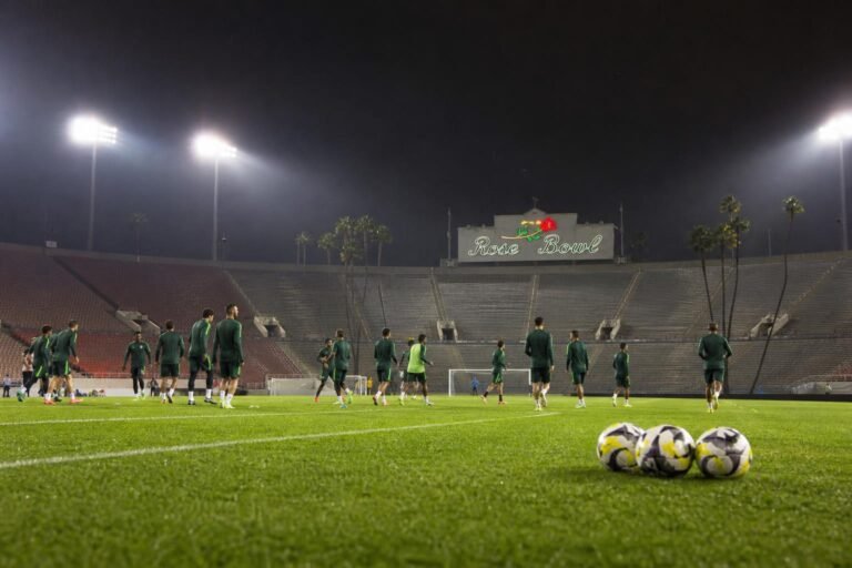 De Mexicaanse selectie in voorbereiding op een oefeninterland in een stadionomgeving.