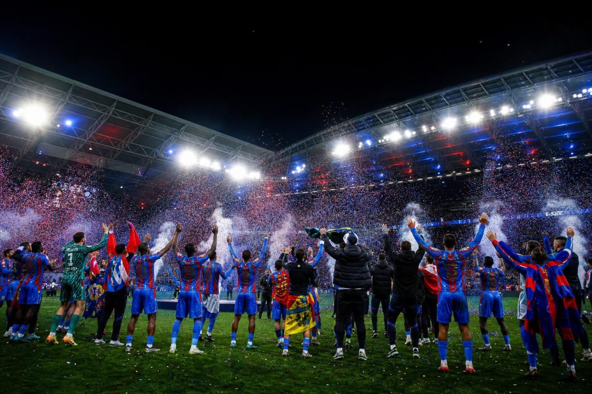 Crystal Palace viert de Conference League-winst in Leipzig in een stadion vol feeststemming